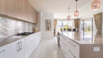 Køleskab, kaffe-/temaskine, køkkentøj/tallerkener/redskaber