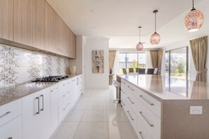 Køleskab, kaffe-/temaskine, køkkentøj/tallerkener/redskaber