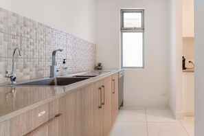 Kühlschrank, Wasserkocher mit Kaffee-/Teezubehör