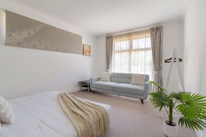 6 bedrooms, desk, iron/ironing board, WiFi