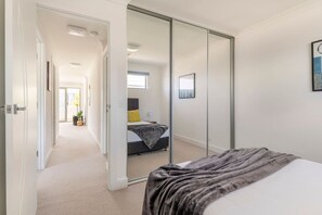 6 Schlafzimmer, Schreibtisch, Bügeleisen/Bügelbrett, WLAN