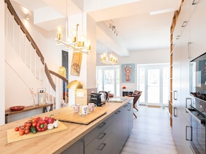 Fridge, oven, stovetop, dishwasher