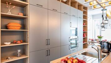 Een koelkast, een oven, een kookplaat, een vaatwasser