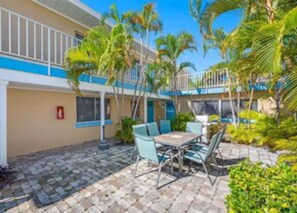 Outdoor dining - Villa Bonita Beach Retreat
(Madeira Beach)