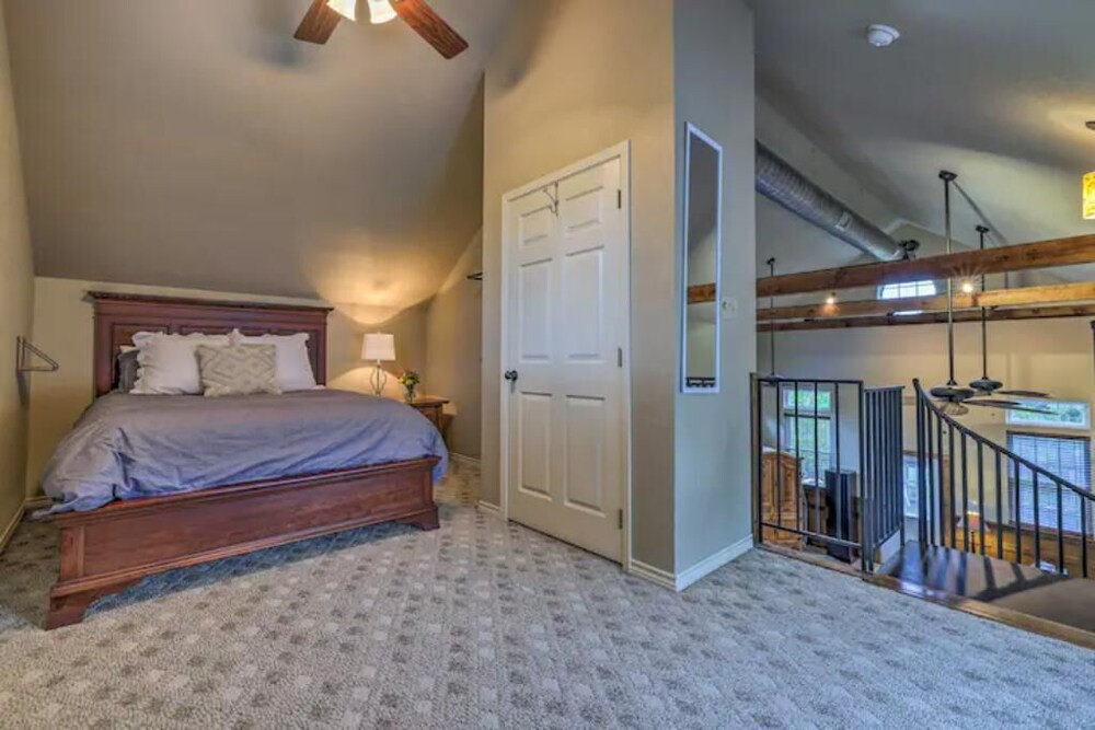 Cottage Creek Walk to Main St Pet Friendly 1 acre Property Hottub Treehouse