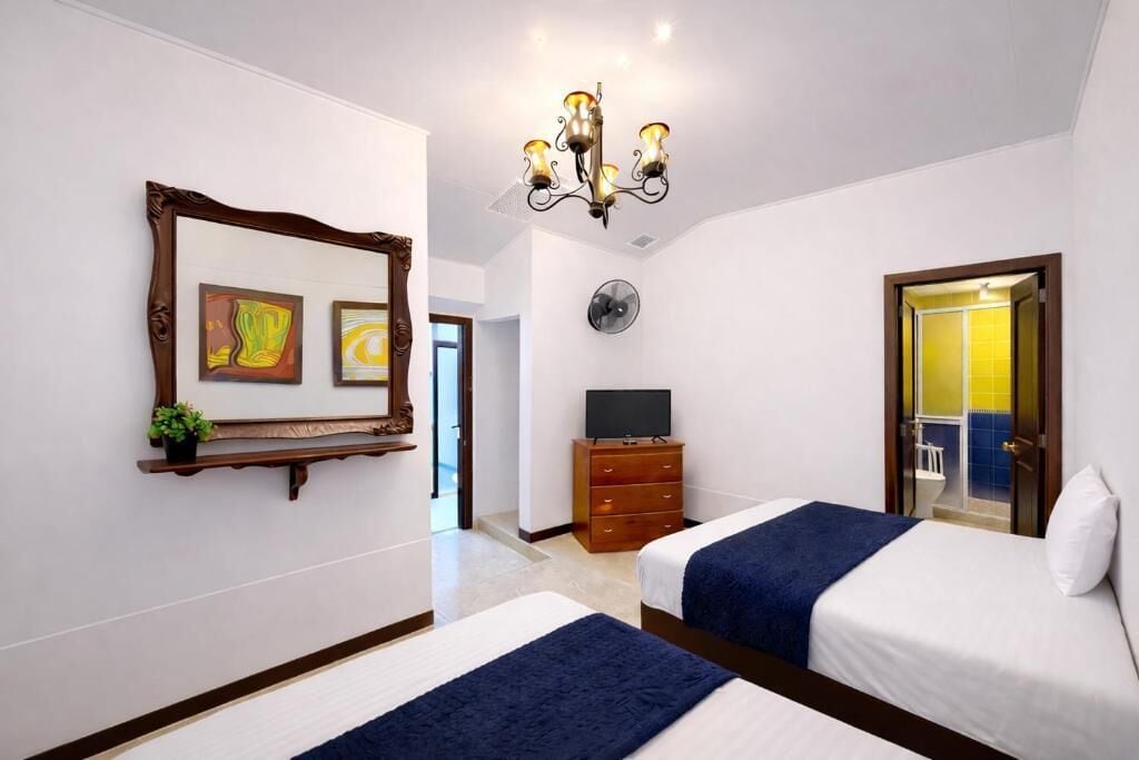 Ropa de cama hipoalergénica, escritorio y wifi gratis 