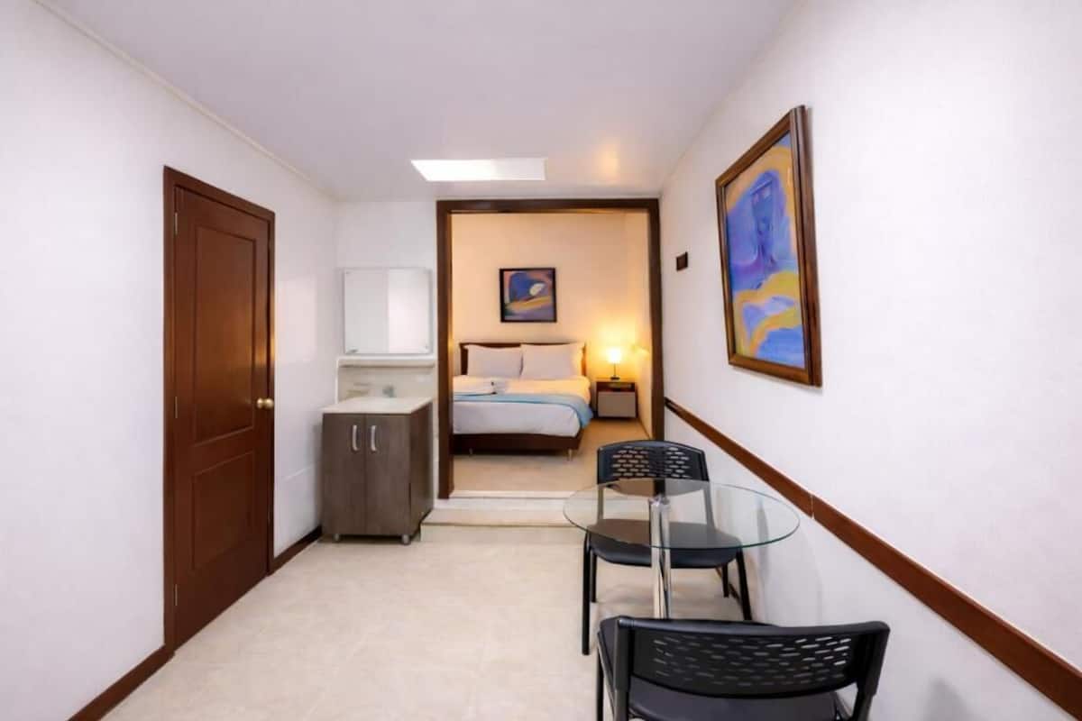 Ropa de cama hipoalergénica, escritorio y wifi gratis