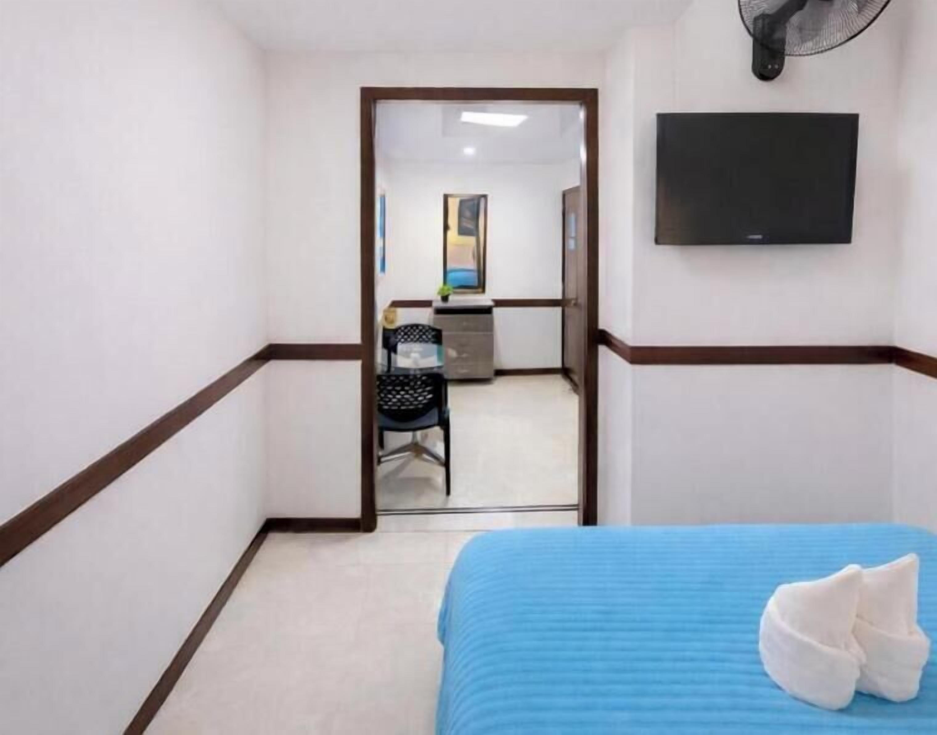 Ropa de cama hipoalergénica, escritorio y wifi gratis 