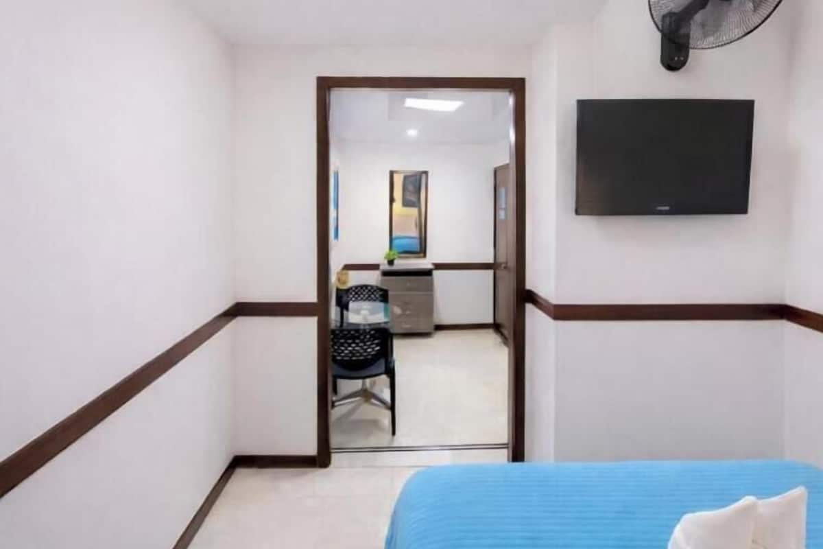 Ropa de cama hipoalergénica, escritorio y wifi gratis