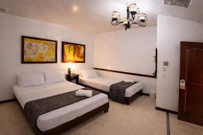 Chambre Triple Standard, pas de fenĂȘtre | Literie hypoallergĂ©nique, bureau, Wi-Fi gratuit, draps fournis