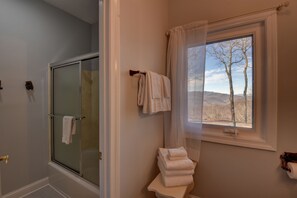Dusj, hårføner, håndklær og såpe