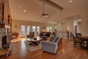 Smart-tv, eldstad, dvd-spelare och böcker