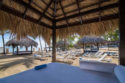 4 Bedroom Villa/ MANDATORY All inclusive resort w/ VIP band privileges included