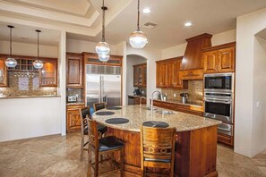 Frigorífic, microones, forn i placa de cuina 