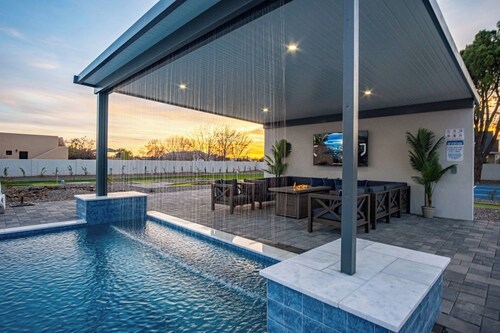 Epic Resort: Pool, Hot Tub, Pickleball & More!