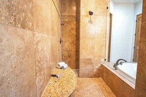 Shower, hair dryer, towels - Epic Resort: Pool, Hot Tub, Pickleball & More! (Chandler)