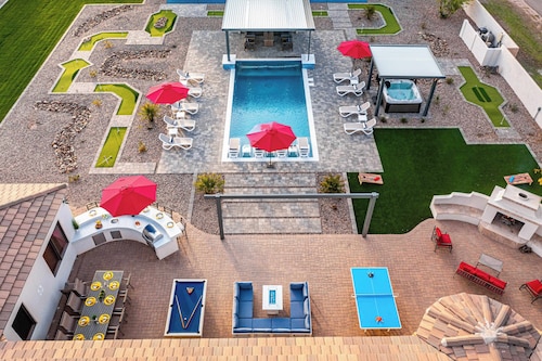 Epic Resort: Pool, Hot Tub, Pickleball & More!