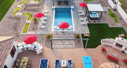 Epic Resort: Pool, Hot Tub, Pickleball & More!