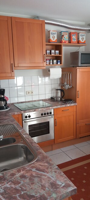Fridge, microwave, stovetop, dishwasher - Ferienwohnung Katzenberg (Verden (Aller))