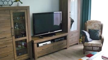 TV, DVD player, books, stereo