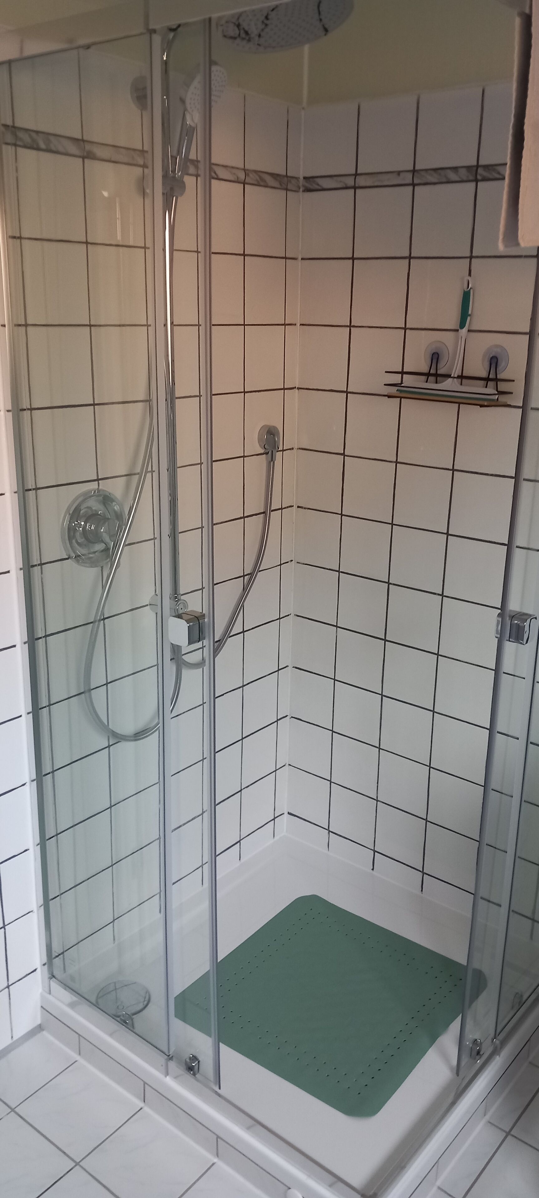 Dusj, miljøvennlige toalettsaker, hårføner og håndklær