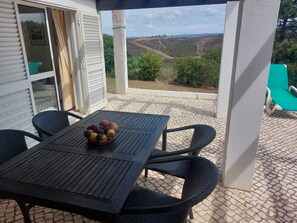 Outdoor dining - C Vicentina - Aljezur: Surf, Sol, Natureza - Bbq, Jardim, Terraço Estacionamento (Aljezur)