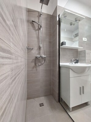 Dusche, Haartrockner, Handtücher, Seife