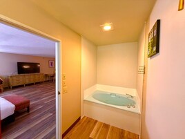 King Suite | Bathroom | Combined shower/tub, free toiletries, hair dryer, towels