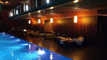 Apartamento, 3 quartos, sacada, vista para o jardim | Piscina | Piscina interna