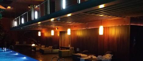 Departamento, 3 habitaciones, balcón, vista al jardín | Alberca | Alberca techada