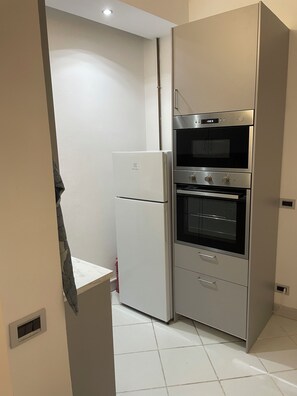 Een koelkast, een magnetron, een oven, een kookplaat