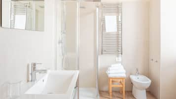 Regadera, secadora de cabello, bidet, toallas