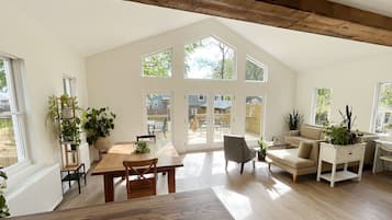 Smart TV, libri, monitor per computer