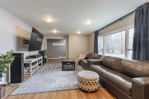 Smart TV, chimenea, futbolito, libros