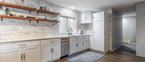 Réfrigérateur, four à micro-ondes, un four, surface de cuisson