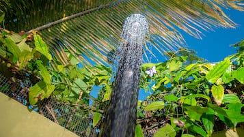 Douche, douche à « effet pluie », articles de toilette de luxe