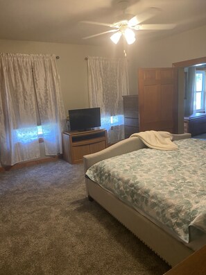 4 bedrooms, bed sheets