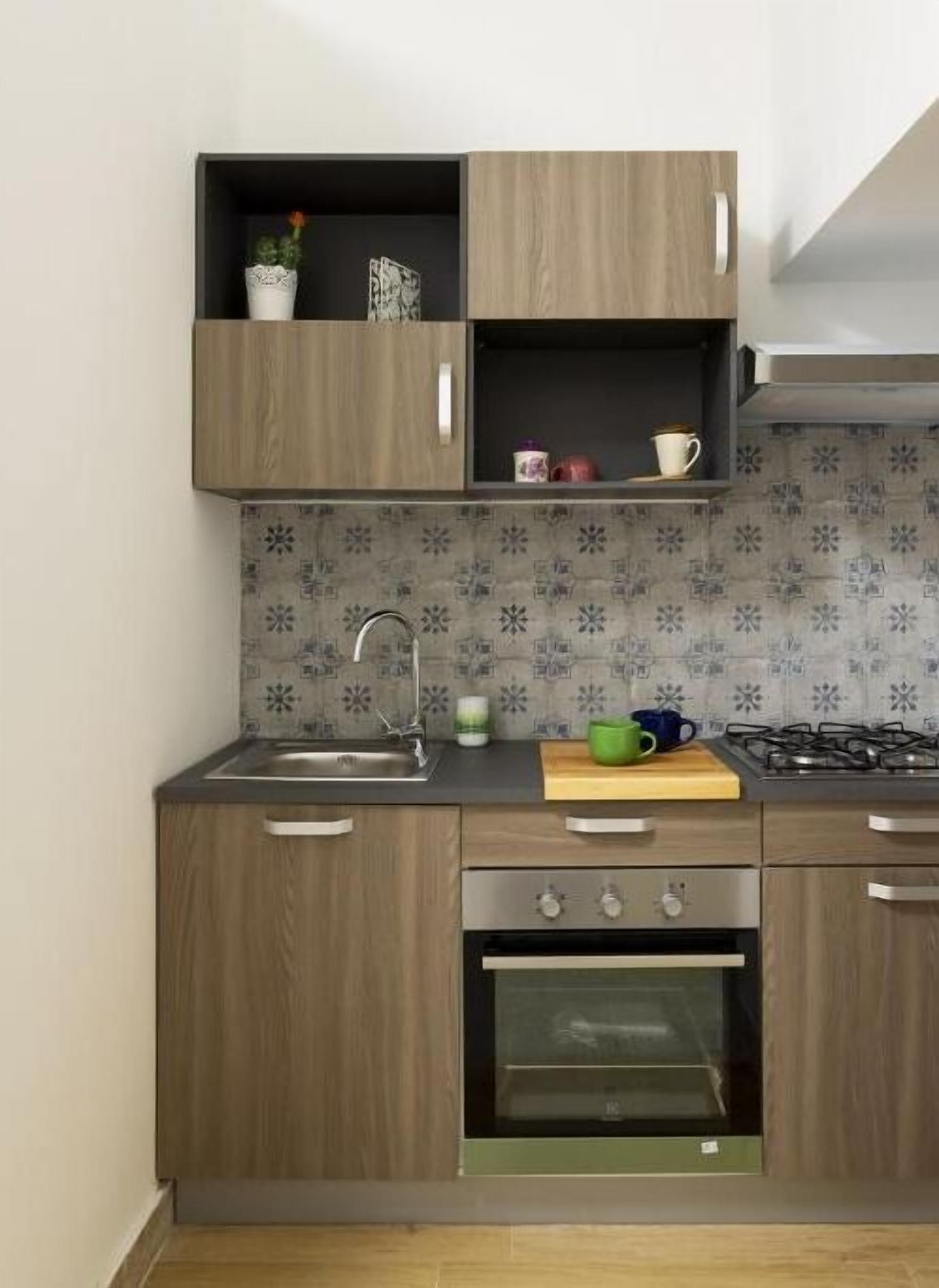 Oven, cookware/dishes/utensils