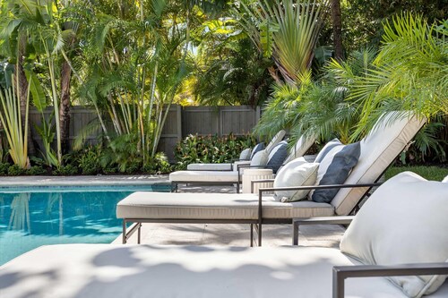 3 minutes walk to the Beach Family Vacation Home with Private Pool and Jacuzzi 