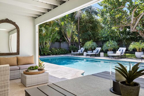 3 minutes walk to the Beach Family Vacation Home with Private Pool and Jacuzzi 