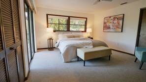 2 makuuhuonetta, tallelokero huoneessa, työpöytä, silitysrauta/-lauta