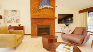 Una Smart TV, una chimenea