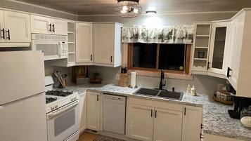 冰箱、微波炉、烤箱、炉灶