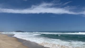 En la playa y playa de arena blanca