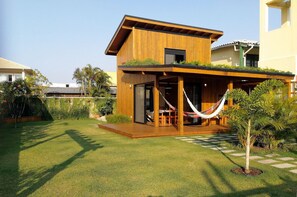 Maison Design, cuisine, vue jardin | Vue sur le jardin