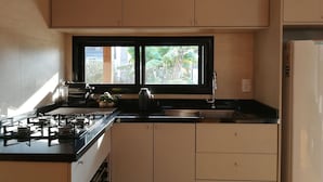 Hus – design, kjøkken, hageutsikt | Eget kjøkken