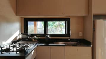 Design-talo, keittiö, näköala puutarhaan | Yksityinen keittiö | Jääkaappi, keittoastiat/astiat/ruokailuvälineet, ruokailupöytä