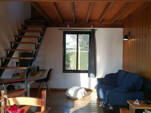 Design-Haus, Küche, Gartenblick | Wohnbereich | 40-Zoll-Fernseher mit Digitalempfang, Netflix, Pay-TV