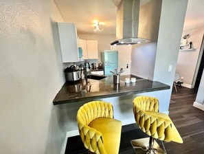 Een microgolfoven, een oven, een kookplaat, een vaatwasser