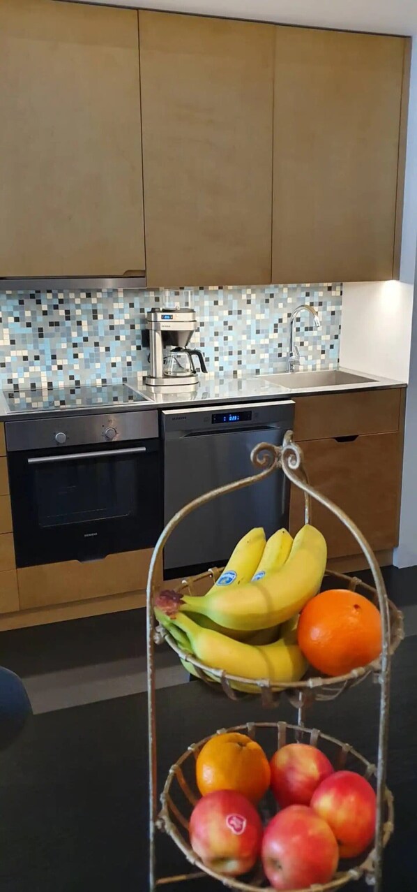 Fridge, microwave, oven, stovetop - Centrally located 2 person flat in a quiet neighbourhood (Reykjavík)